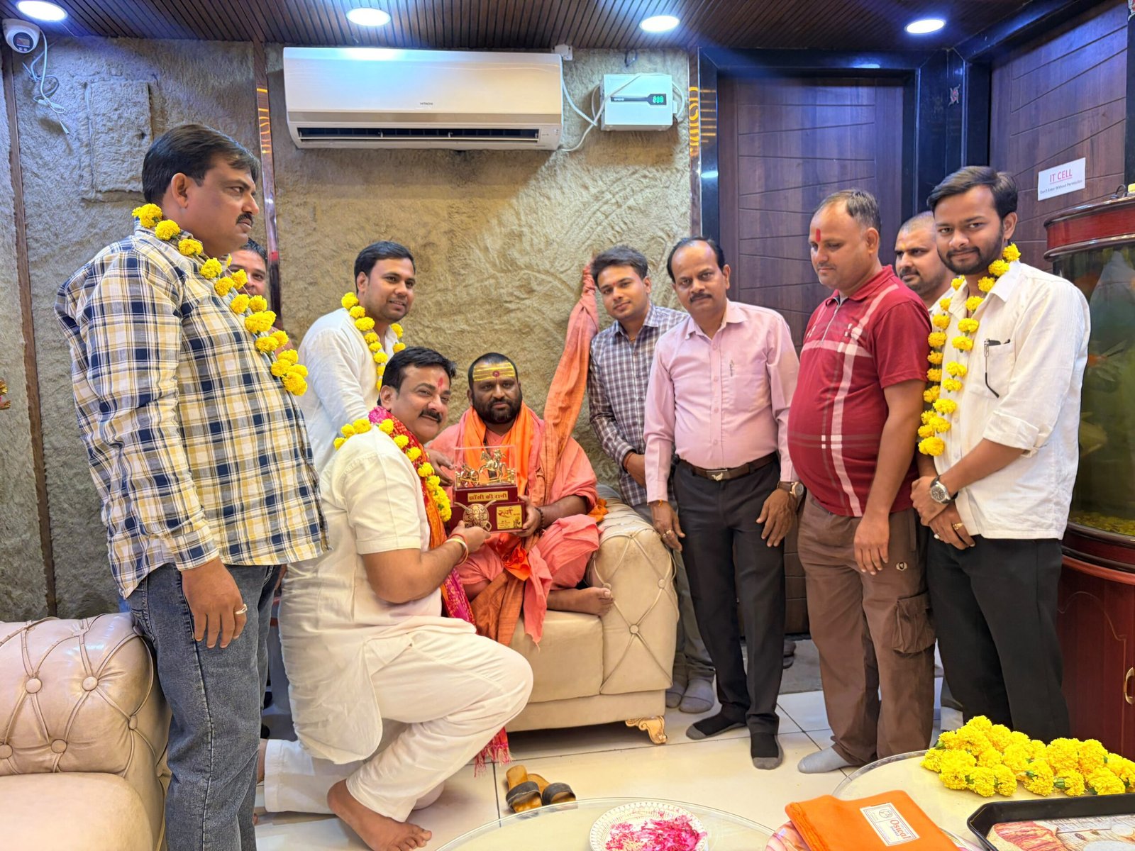 जगद्गुरु शंकराचार्य स्वामी ज्ञानानंद जी तीर्थ महाराज का संघर्ष सेवा समिति कार्यालय में भव्य स्वागत एवं सम्मान | New India Times