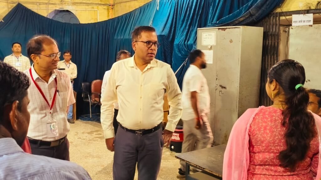 शाहजहांपुर में शिक्षक एमएलसी चुनाव में 70.86 प्रतिशत मतदान, 4,825 में से 3,419 मतदाताओं ने डाले वोट 3 शाहजहांपुर में शिक्षक एमएलसी चुनाव में 70.86 प्रतिशत मतदान, 4,825 में से 3,419 मतदाताओं ने डाले वोट | New India Times