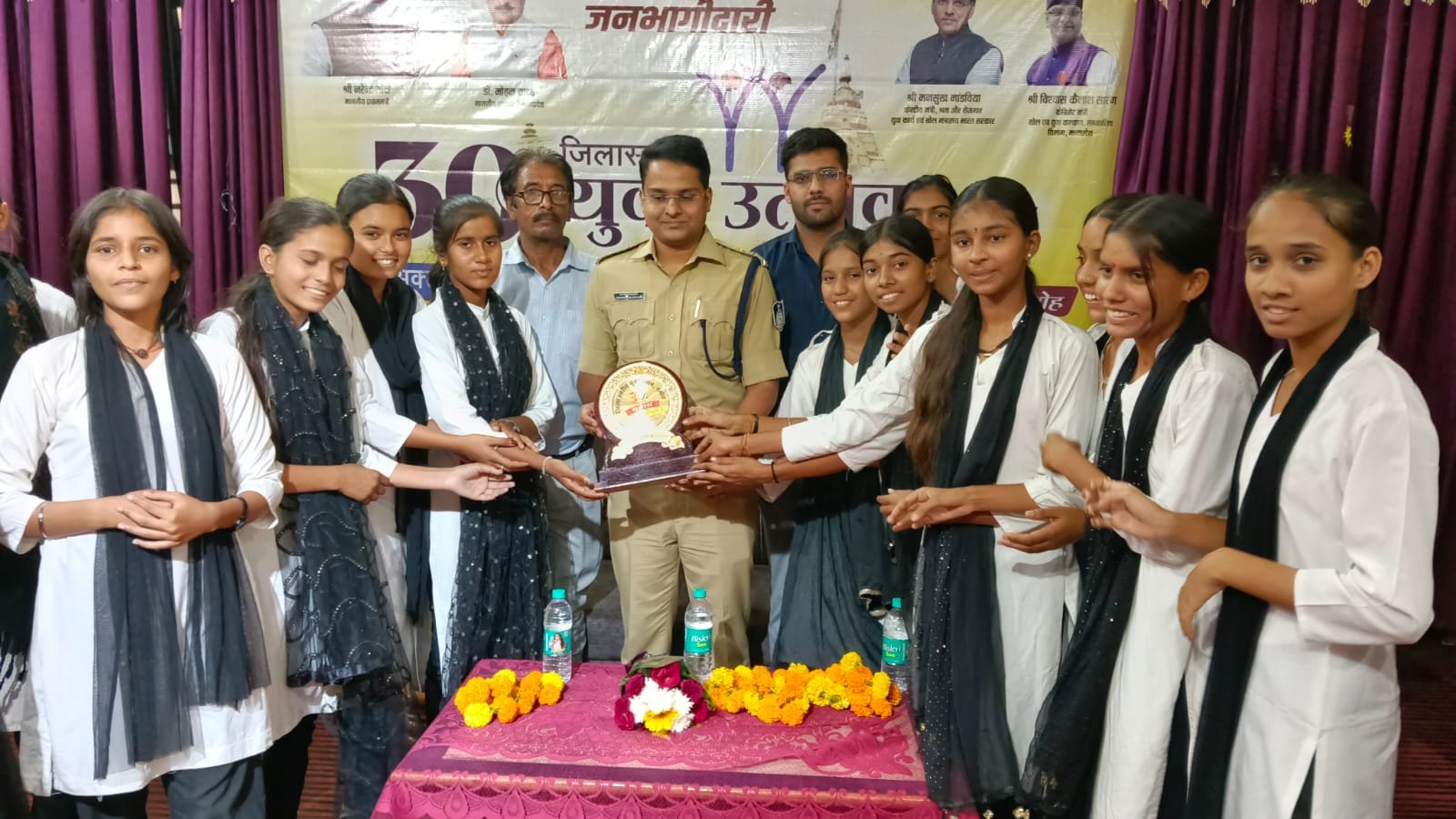 जिला स्तरीय युवा उत्सव का समापन, एसपी आनंद कलादगी ने विजेताओं को किया पुरस्कृत 1 जिला स्तरीय युवा उत्सव का समापन, एसपी आनंद कलादगी ने विजेताओं को किया पुरस्कृत | New India Times