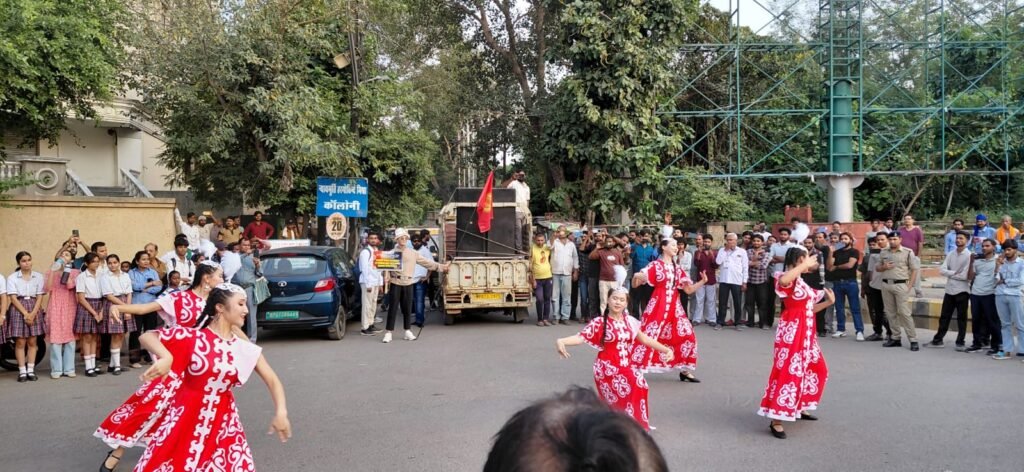 उद्भव उत्सव के कार्निवल में दिखी देश-विदेश की संस्कृतियों की रंगारंग छटा, मंगोलिया के राजदूत ने बढ़ाया कलाकारों का उत्साह 3 उद्भव उत्सव के कार्निवल में दिखी देश-विदेश की संस्कृतियों की रंगारंग छटा, मंगोलिया के राजदूत ने बढ़ाया कलाकारों का उत्साह | New India Times