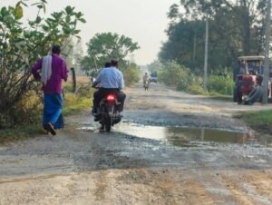 भारत-नेपाल सीमा को जोड़ने वाली तिकुनिया-बनवीरपुर सड़क बदहाल, 2230 मीटर के मार्ग पर जगह-जगह गहरे गड्ढे; ग्रामीणों में आक्रोश