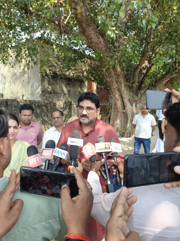 डीएम ईशा प्रिया ने विसर्जन घाटों का किया औचक निरीक्षण, खुद झाड़ू लगाकर दिया स्वच्छता का संदेश 2 डीएम ईशा प्रिया ने विसर्जन घाटों का किया औचक निरीक्षण, खुद झाड़ू लगाकर दिया स्वच्छता का संदेश | New India Times