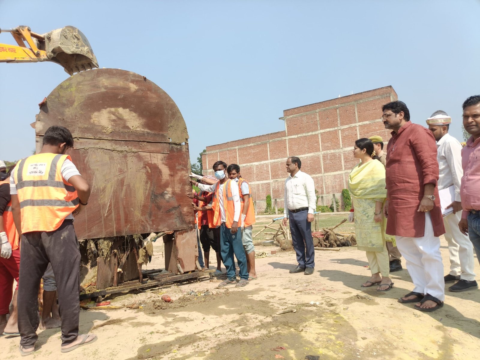 डीएम ईशा प्रिया ने विसर्जन घाटों का किया औचक निरीक्षण, खुद झाड़ू लगाकर दिया स्वच्छता का संदेश 1 डीएम ईशा प्रिया ने विसर्जन घाटों का किया औचक निरीक्षण, खुद झाड़ू लगाकर दिया स्वच्छता का संदेश | New India Times