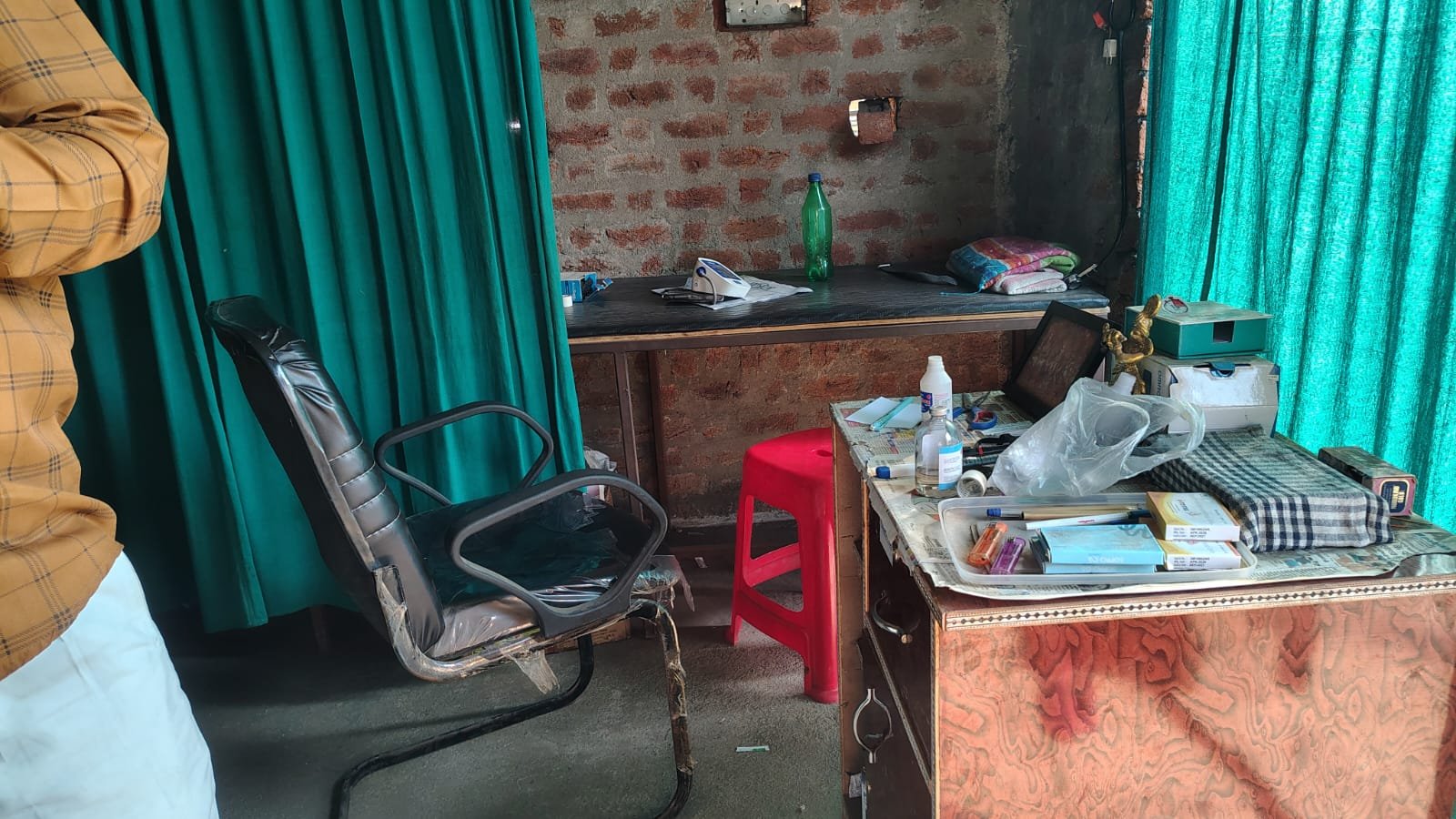 गौरझामर में कथित झोलाछाप डॉक्टरों पर कार्रवाई का इंतजार, पत्रकार को जान से मारने की धमकी देने का आरोप 1 गौरझामर में कथित झोलाछाप डॉक्टरों पर कार्रवाई का इंतजार, पत्रकार को जान से मारने की धमकी देने का आरोप | New India Times