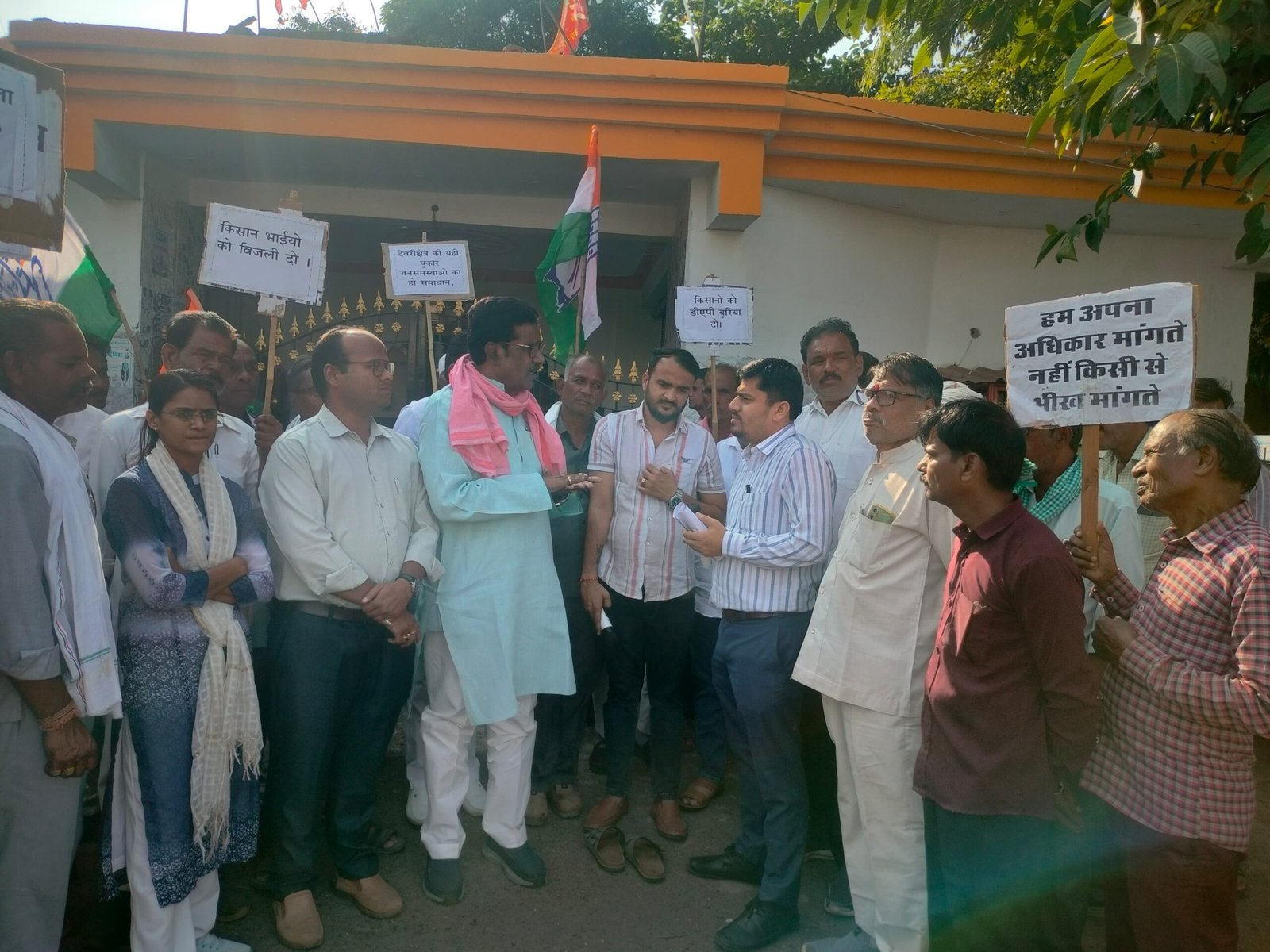 खाद, बिजली और सिंचाई की समस्याओं को लेकर कांग्रेस का धरना-प्रदर्शन, तहसीलदार को सौंपा ज्ञापन 1 खाद, बिजली और सिंचाई की समस्याओं को लेकर कांग्रेस का धरना-प्रदर्शन, तहसीलदार को सौंपा ज्ञापन | New India Times