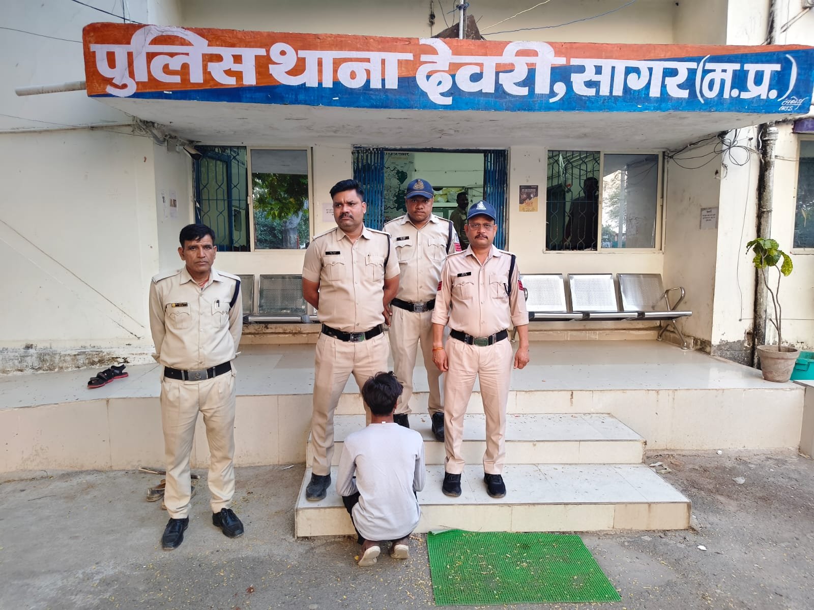 देवरी में नाबालिग से दुष्कर्म का मामला: पुलिस ने आरोपी को सागर रेलवे स्टेशन से पकड़ा 1 देवरी में नाबालिग से दुष्कर्म का मामला: पुलिस ने आरोपी को सागर रेलवे स्टेशन से पकड़ा | New India Times