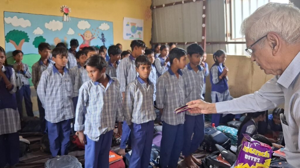 रोटरी क्लब अपना मेघनगर की पहल: 3,000 बच्चों को चॉकलेट बांटकर विवाह वर्षगांठ को बनाया यादगार | New India Times