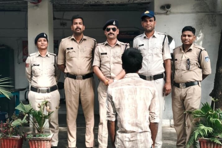 चॉकलेट और पैसों का लालच देकर 11 साल की मासूम से छेड़छाड़, आरोपी गिरफ्तार | New India Times