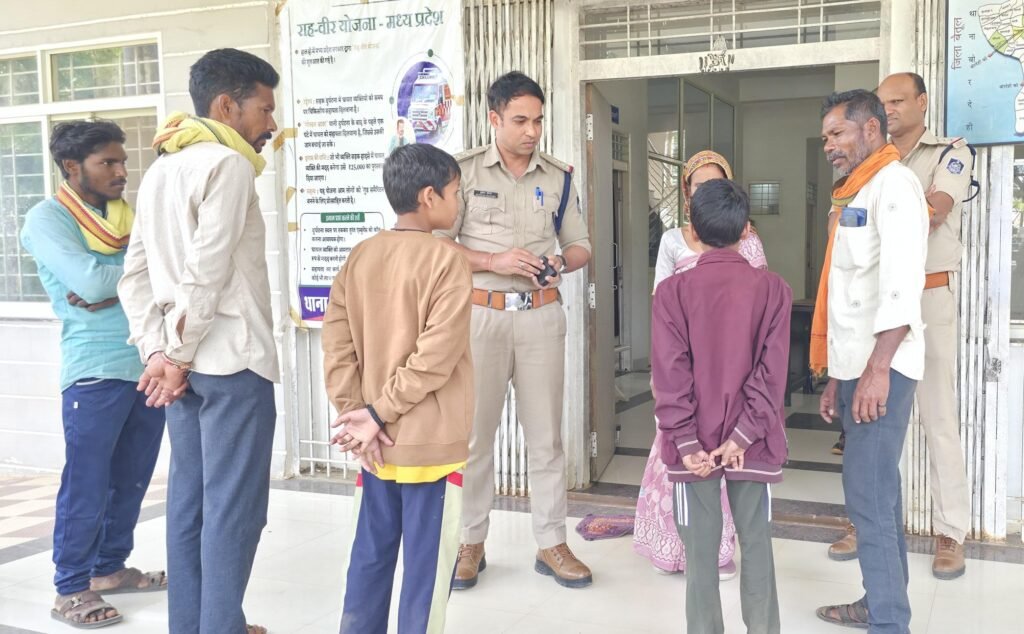 एकलव्य विद्यालय की सुरक्षा व्यवस्था पर उठे सवाल, लापता दोनों विद्यार्थियों को पुलिस ने सकुशल खोज निकाला | New India Times