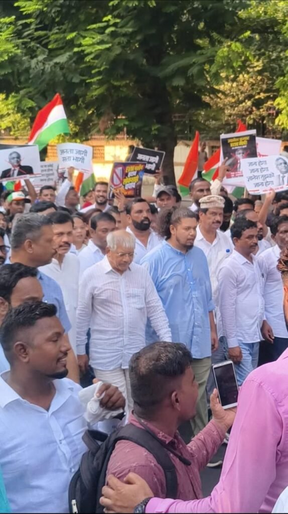 मुंबई में ‘ज्ञानेश कुमार हटाओ मोर्चा’ संपन्न, हजारों लोगों ने पैदल मार्च कर उठाई आवाज़ 2 मुंबई में ‘ज्ञानेश कुमार हटाओ मोर्चा’ संपन्न, हजारों लोगों ने पैदल मार्च कर उठाई आवाज़ | New India Times