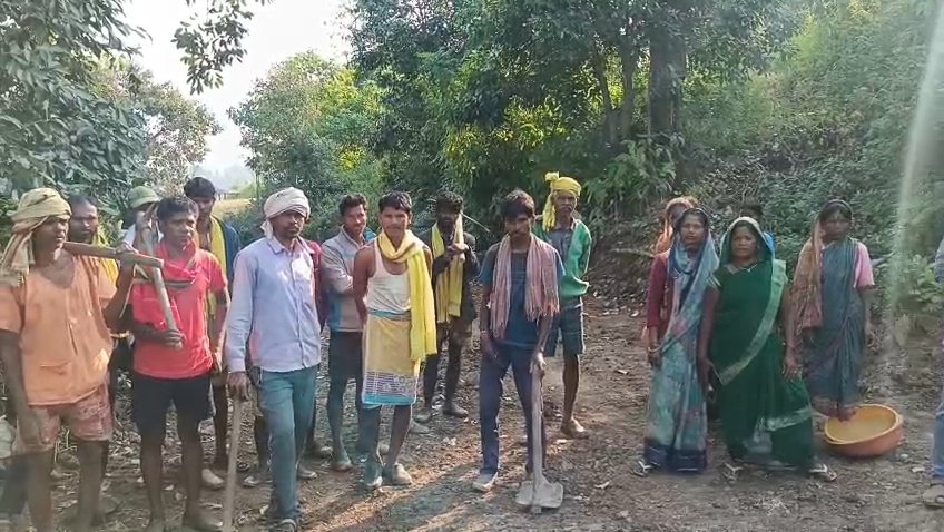 पहाड़ का सीना चीरकर ग्रामीणों ने बना डाली 4 किलोमीटर सड़क, प्रशासन की बेरुखी के बीच जनसहयोग और श्रमदान की मिसाल | New India Times