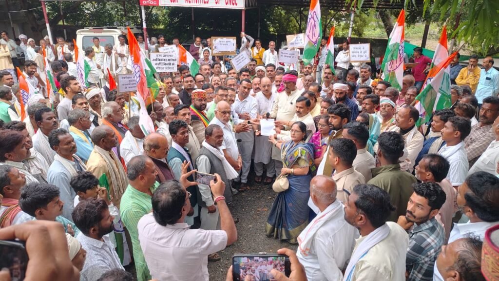 किसानों की समस्याओं को लेकर केसली में कांग्रेस का ज़ोरदार प्रदर्शन, हर्ष यादव की अगुवाई में उठी मुआवजे और खाद की मांग 3 किसानों की समस्याओं को लेकर केसली में कांग्रेस का ज़ोरदार प्रदर्शन, हर्ष यादव की अगुवाई में उठी मुआवजे और खाद की मांग | New India Times