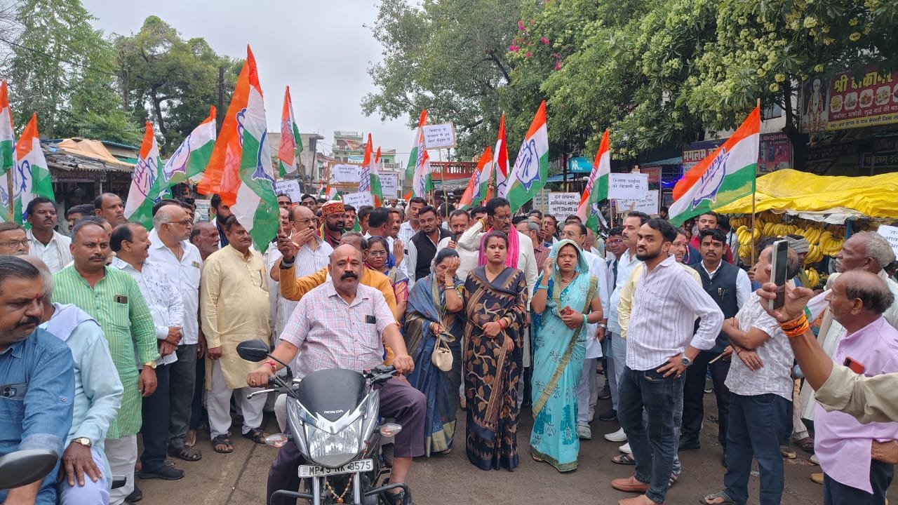 किसानों की समस्याओं को लेकर केसली में कांग्रेस का ज़ोरदार प्रदर्शन, हर्ष यादव की अगुवाई में उठी मुआवजे और खाद की मांग 1 किसानों की समस्याओं को लेकर केसली में कांग्रेस का ज़ोरदार प्रदर्शन, हर्ष यादव की अगुवाई में उठी मुआवजे और खाद की मांग | New India Times