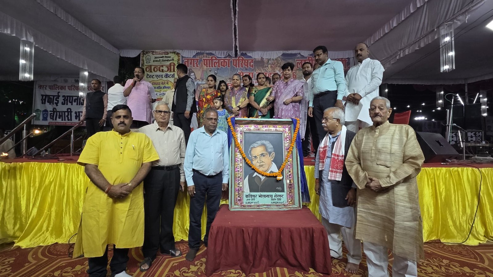 दशहरा मेले की छठी शाम कवियों के नाम, दिव्यांशी अवस्थी और संदीप कटियार सम्मानित 1 दशहरा मेले की छठी शाम कवियों के नाम, दिव्यांशी अवस्थी और संदीप कटियार सम्मानित | New India Times