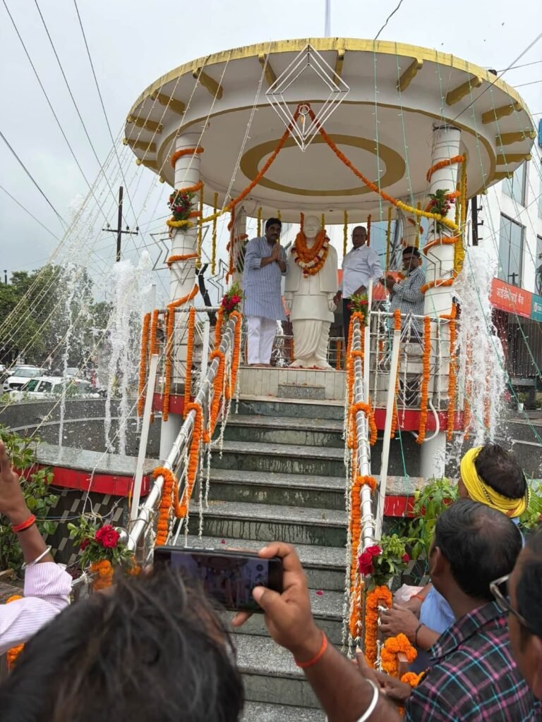 लौह पुरुष सरदार पटेल की जयंती पर पालिका अध्यक्ष चंद्रप्रकाश वर्मा ने प्रतिमा पर किया माल्यार्पण 2 लौह पुरुष सरदार पटेल की जयंती पर पालिका अध्यक्ष चंद्रप्रकाश वर्मा ने प्रतिमा पर किया माल्यार्पण | New India Times