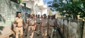 पंचायत चुनाव को लेकर धौलपुर पुलिस ने सैंपऊ और कौलारी क्षेत्र में निकाला फ्लैग मार्च, मतदाताओं को दिलाया सुरक्षा का भरोसा