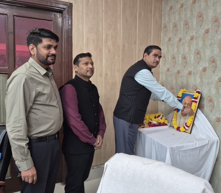 सरदार वल्लभभाई पटेल की जयंती पर जिलाधिकारी ने चित्र पर माल्यार्पण कर किया नमन, अधिकारियों-कर्मचारियों को दिलाई राष्ट्रीय एकता की शपथ | New India Times