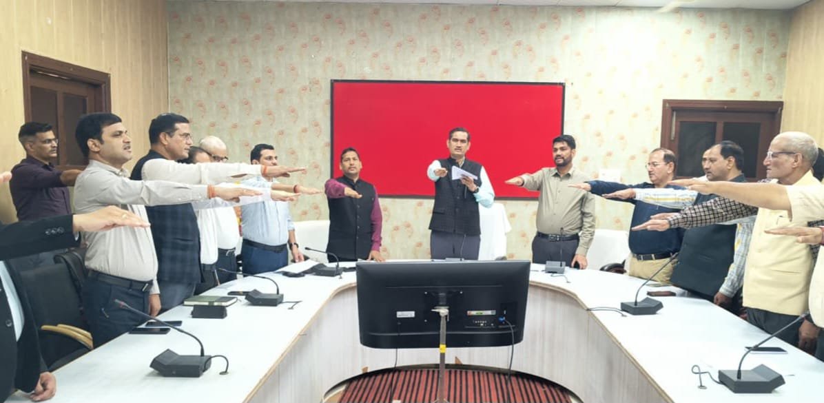 सरदार वल्लभभाई पटेल की जयंती पर जिलाधिकारी ने चित्र पर माल्यार्पण कर किया नमन, अधिकारियों-कर्मचारियों को दिलाई राष्ट्रीय एकता की शपथ 1 सरदार वल्लभभाई पटेल की जयंती पर जिलाधिकारी ने चित्र पर माल्यार्पण कर किया नमन, अधिकारियों-कर्मचारियों को दिलाई राष्ट्रीय एकता की शपथ | New India Times