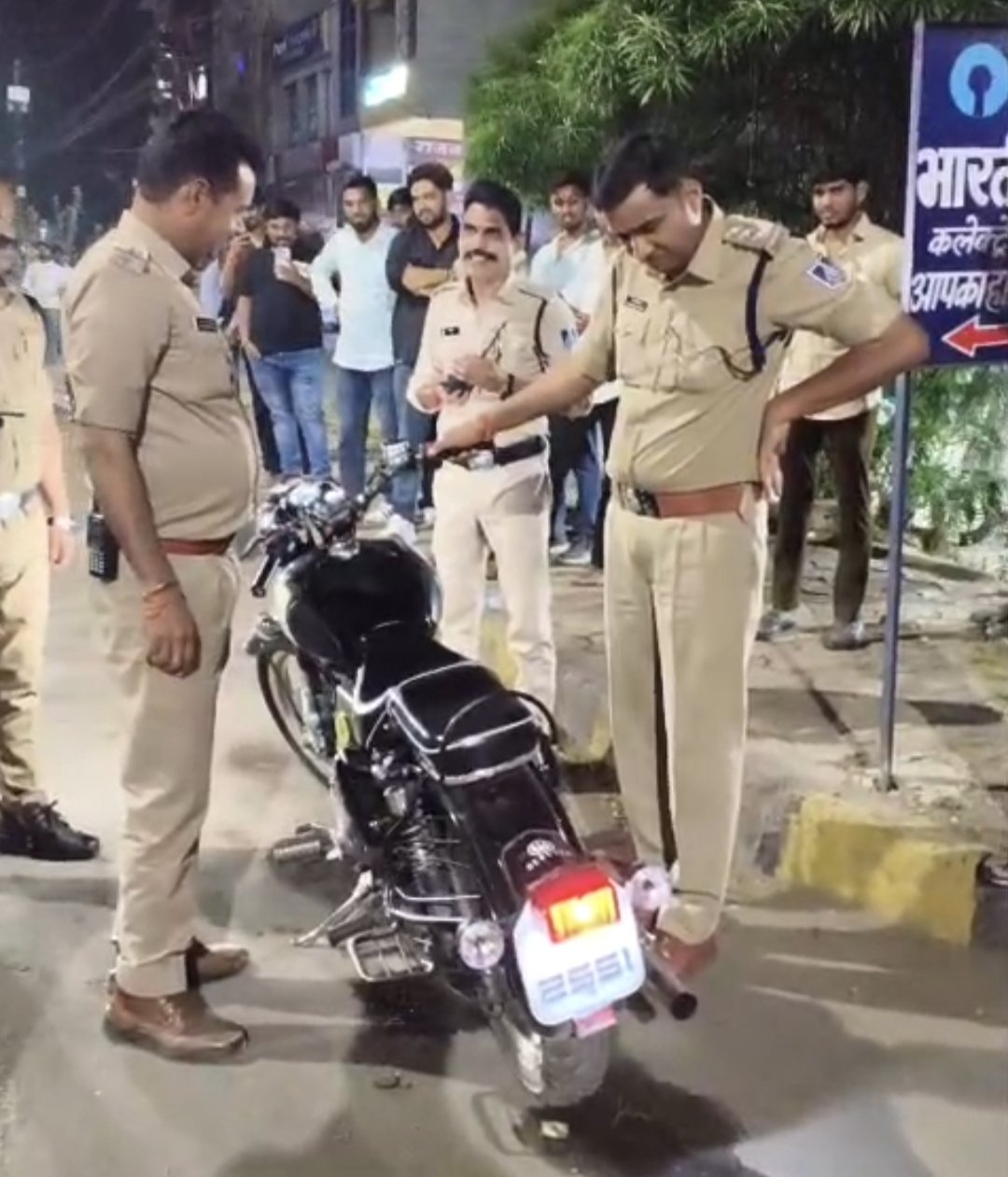 नवरात्रि के मद्देनजर धार पुलिस का विशेष चेकिंग अभियान, मॉडिफाइड साइलेंसर और प्रेशर हॉर्न वाले वाहनों पर कार्रवाई 1 नवरात्रि के मद्देनजर धार पुलिस का विशेष चेकिंग अभियान, मॉडिफाइड साइलेंसर और प्रेशर हॉर्न वाले वाहनों पर कार्रवाई | New India Times