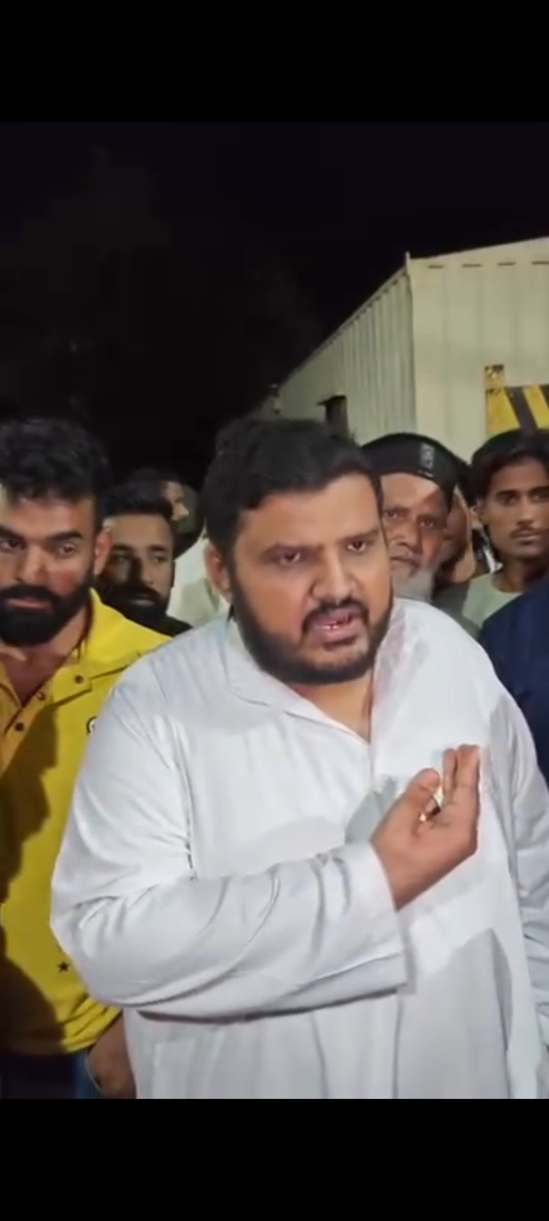शाही कब्रिस्तान में आधी रात बिना अनुमति पहुंची मेट्रो टीम, विधायक आतिफ अकील ने रुकवाया काम 1 शाही कब्रिस्तान में आधी रात बिना अनुमति पहुंची मेट्रो टीम, विधायक आतिफ अकील ने रुकवाया काम | New India Times