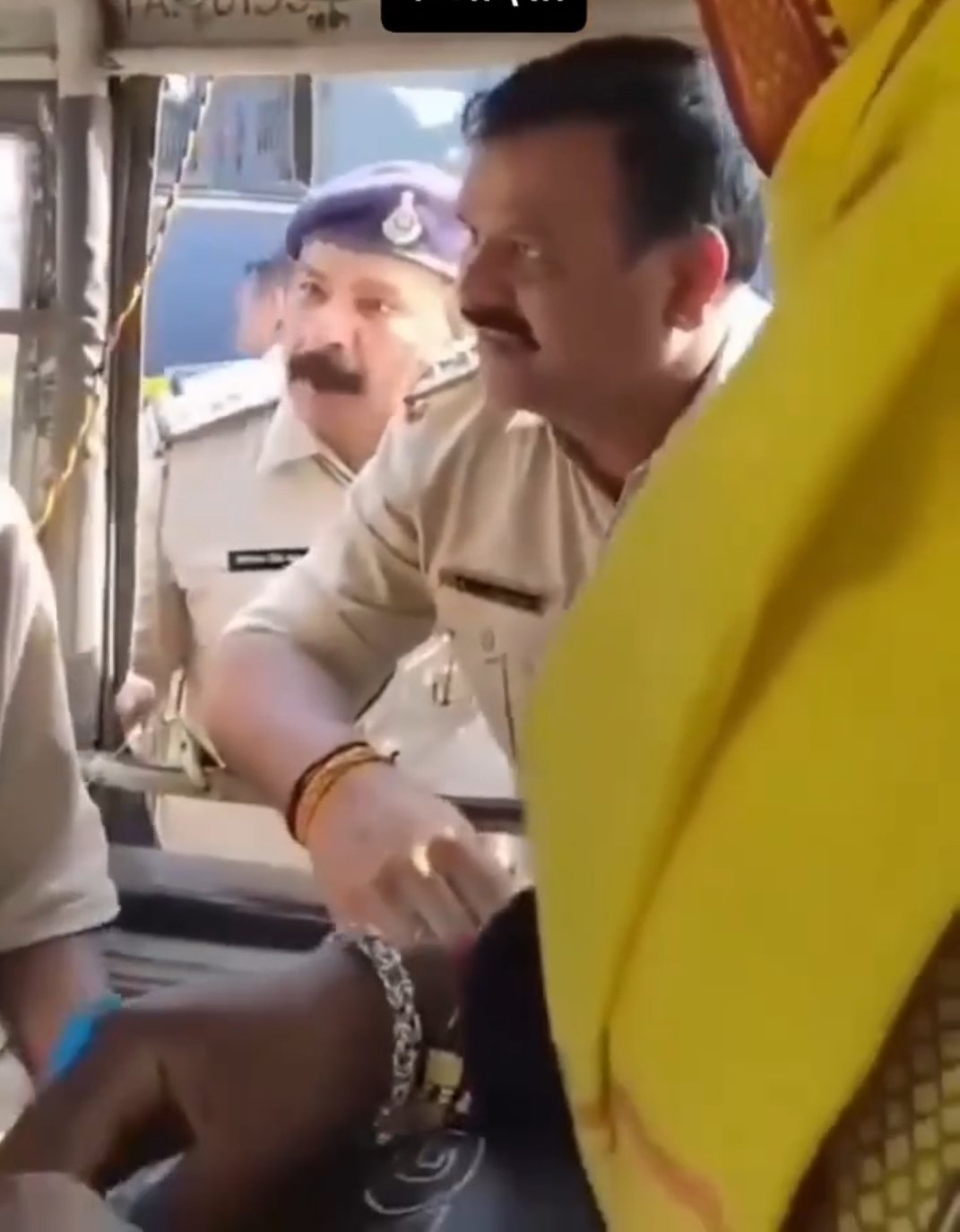 वायरल वीडियो पर पुलिस का एक्शन, मिसरोद टीआई निलंबित, विभागीय आदेश जारी 1 वायरल वीडियो पर पुलिस का एक्शन, मिसरोद टीआई निलंबित, विभागीय आदेश जारी | New India Times
