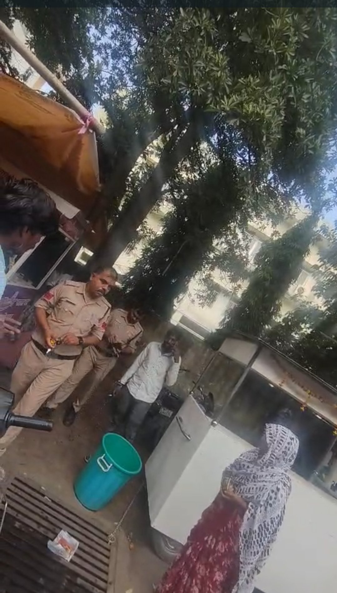 भोपाल पुलिस की कैसी निगरानी?हथकड़ी के बावजूद मोबाइल और सिगरेट कैसे?पुलिस की सुरक्षा व्यवस्था पर उठे सवाल | New India Times