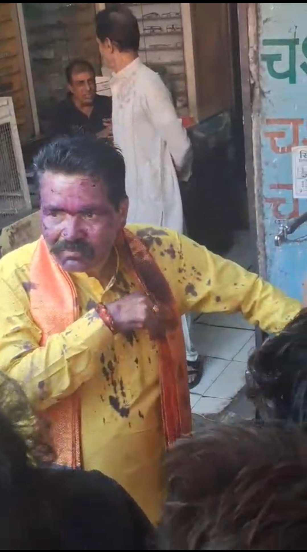भोपाल में हिंदू उत्सव समिति अध्यक्ष चंद्रशेखर तिवारी के चेहरे पर पोती गई कालिख, पीर गेट चौराहे पर हुआ हंगामा | New India Times