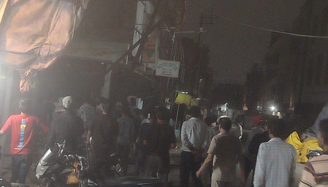 न्यू कबाड़ खाना का सुंदर नगर चौराहा बना विवादों का केंद्र? देर रात तक असामाजिक तत्वों के जमावड़े से रहवासी परेशान 1 न्यू कबाड़ खाना का सुंदर नगर चौराहा बना विवादों का केंद्र? देर रात तक असामाजिक तत्वों के जमावड़े से रहवासी परेशान | New India Times