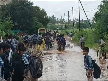 बदहाल सड़कों से शहर से गांव- कस्बों तक लोग परेशान, जिम्मेदारों के रोज़ गुजरने के बावजूद नहीं हो रहा सुधार 1 बदहाल सड़कों से शहर से गांव- कस्बों तक लोग परेशान, जिम्मेदारों के रोज़ गुजरने के बावजूद नहीं हो रहा सुधार | New India Times