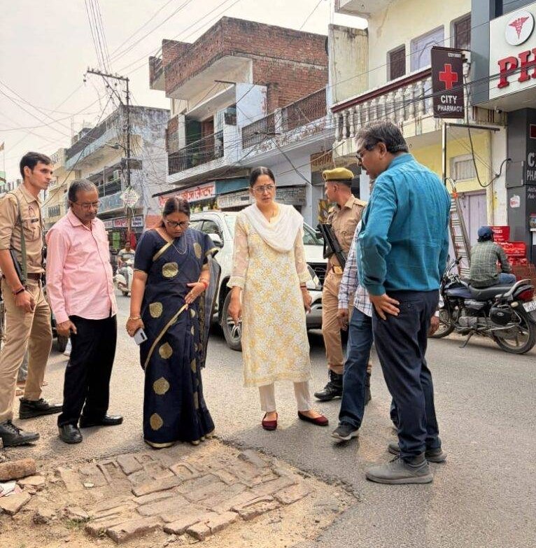 महापौर अर्चना वर्मा और नगर आयुक्त सौम्या गुरुरानी ने किया सड़कों का निरीक्षण, गुणवत्ता पर दिए निर्देश | New India Times