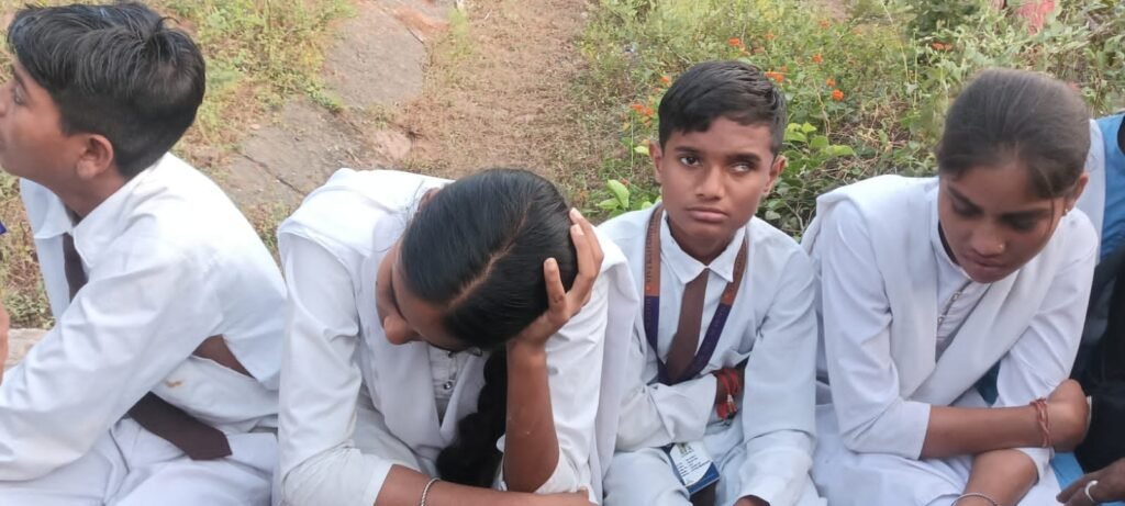 दमोह में पिकअप की टक्कर से स्कूली ऑटो पलटा, 12 छात्र-छात्राएं घायल | New India Times
