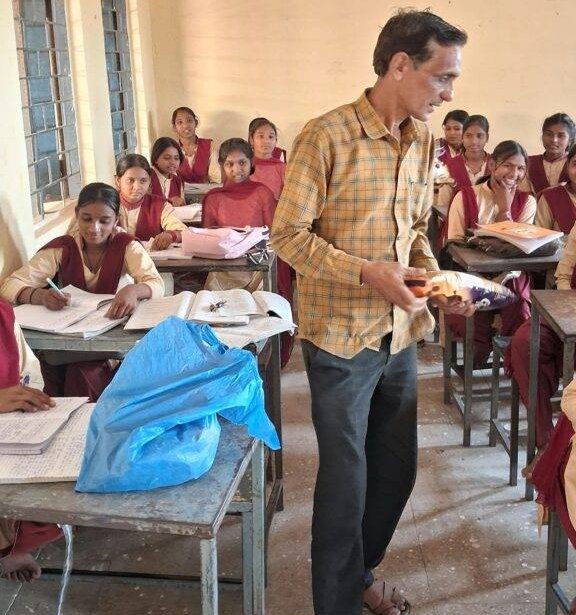 रोटरी क्लब अपना मेघनगर की पहल: 3,000 बच्चों को चॉकलेट बांटकर विवाह वर्षगांठ को बनाया यादगार | New India Times