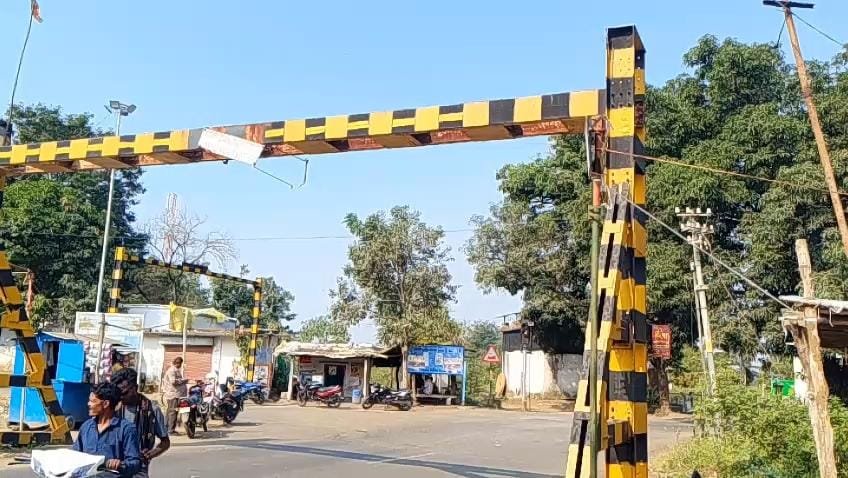 जीएम ऑफिस रेलवे गेट पर झूल रहा खतरे का बोर्ड, कभी भी हो सकता है हादसा | New India Times