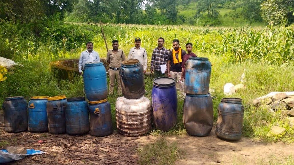जंगल में चल रहा था अवैध महुआ लाहन का कारोबार, दमुआ पुलिस ने 12 टन लाहन किया नष्ट 1 जंगल में चल रहा था अवैध महुआ लाहन का कारोबार, दमुआ पुलिस ने 12 टन लाहन किया नष्ट | New India Times