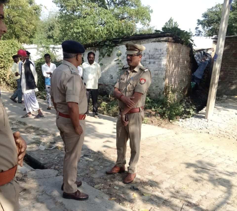 इटवा में मारपीट के दौरान 42 वर्षीय व्यक्ति की मौत, घटनास्थल पर पहुंचे एडिशनल एसपी 2 इटवा में मारपीट के दौरान 42 वर्षीय व्यक्ति की मौत, घटनास्थल पर पहुंचे एडिशनल एसपी | New India Times
