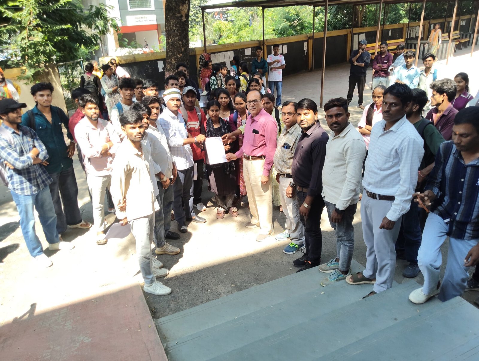 छात्रों की समस्याओं को लेकर NSUI ने सौंपा ज्ञापन, समाधान नहीं होने पर आंदोलन की चेतावनी 1 छात्रों की समस्याओं को लेकर NSUI ने सौंपा ज्ञापन, समाधान नहीं होने पर आंदोलन की चेतावनी | New India Times