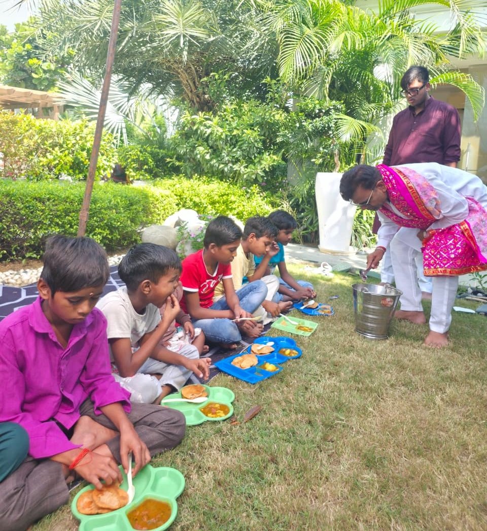 महानवमी पर विनय अग्रवाल के आवास पर हुआ कन्या पूजन, कन्याओं को कराया गया भोज | New India Times
