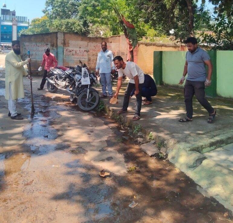 अलीराजपुर में भाजपा अल्पसंख्यक मोर्चा ने दरगाह परिसर में चलाया स्वच्छता अभियान 2 अलीराजपुर में भाजपा अल्पसंख्यक मोर्चा ने दरगाह परिसर में चलाया स्वच्छता अभियान | New India Times